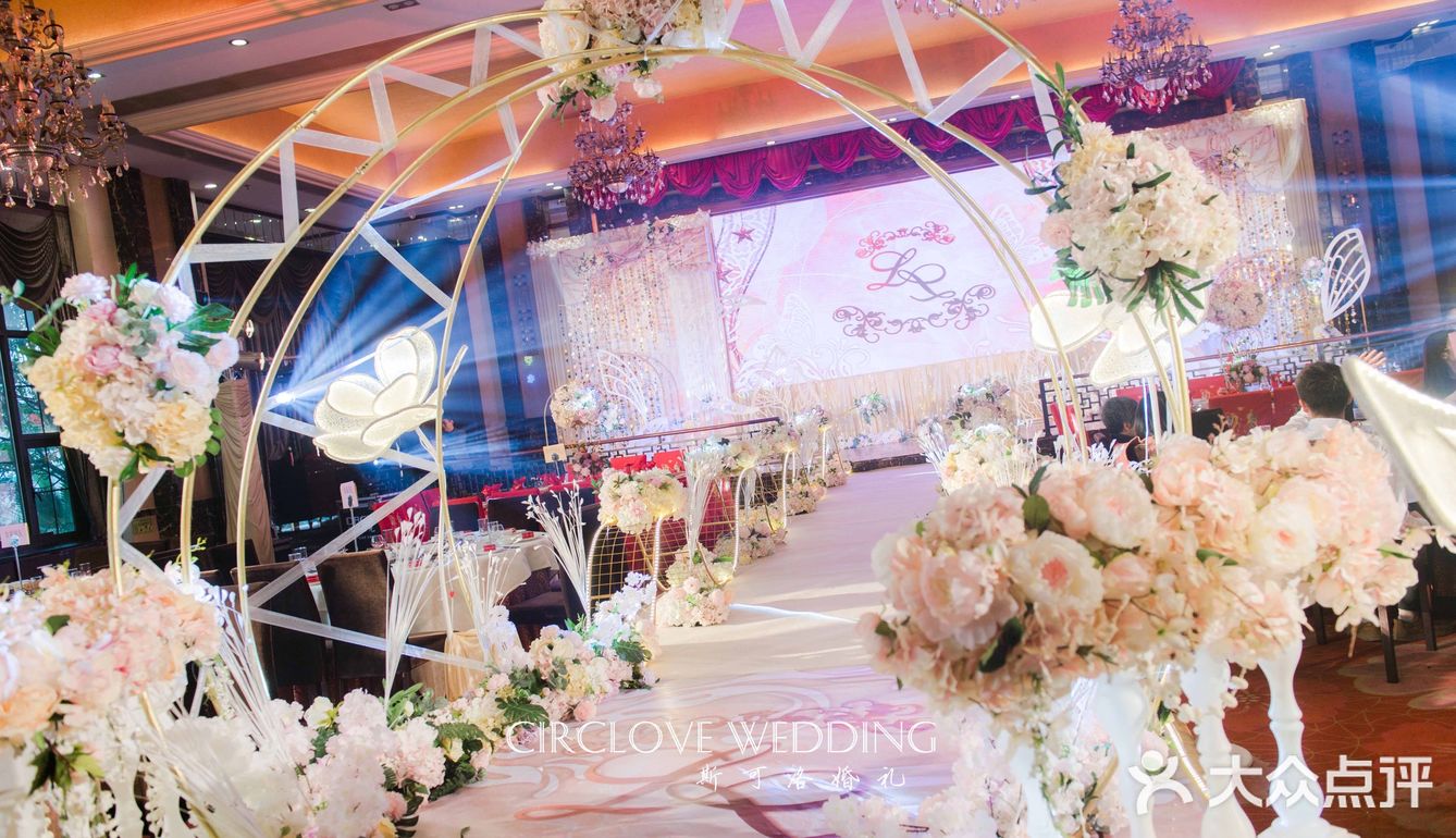 星与月，你与我，都被匿藏在这片温柔的香槟色中。