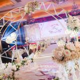 星与月，你与我，都被匿藏在这片温柔的香槟色中。