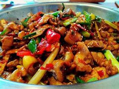 -泡山椒干锅肥肠鸡