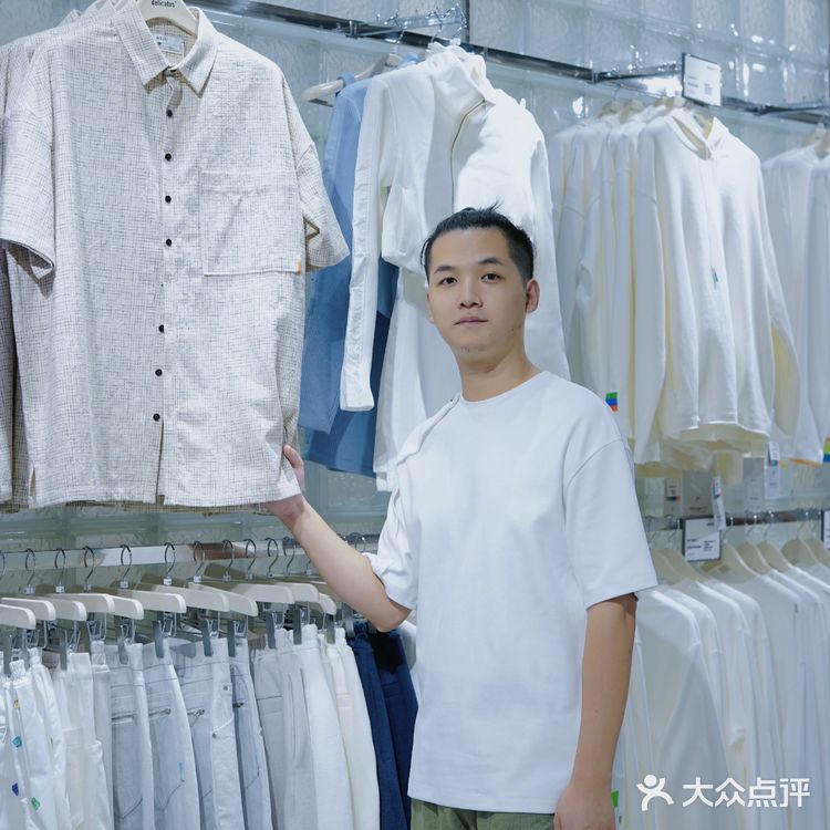 白T品牌西南首店|一整面墙全是白色T恤 还能定制噢