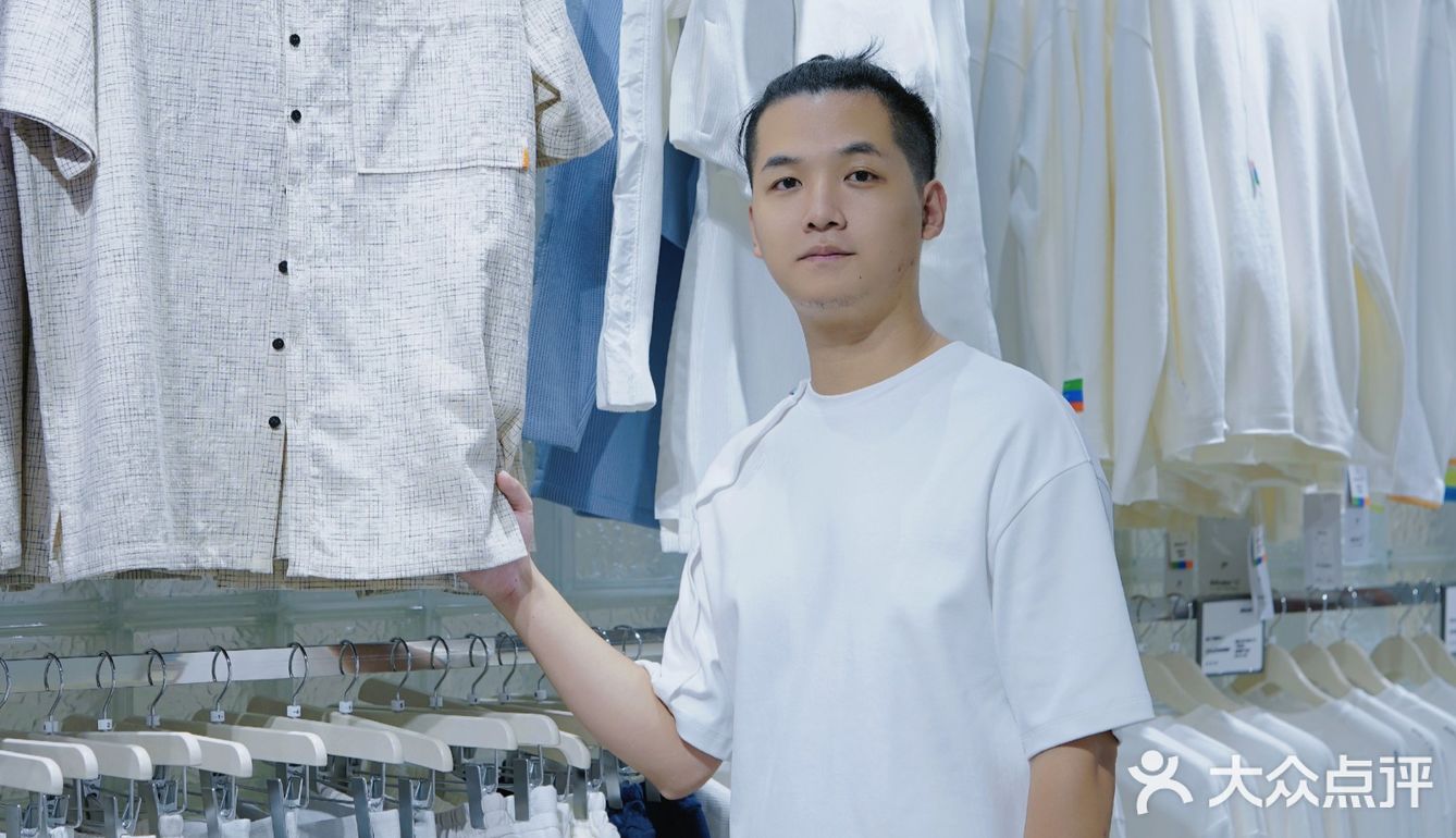 白T品牌西南首店|一整面墙全是白色T恤 还能定制噢 