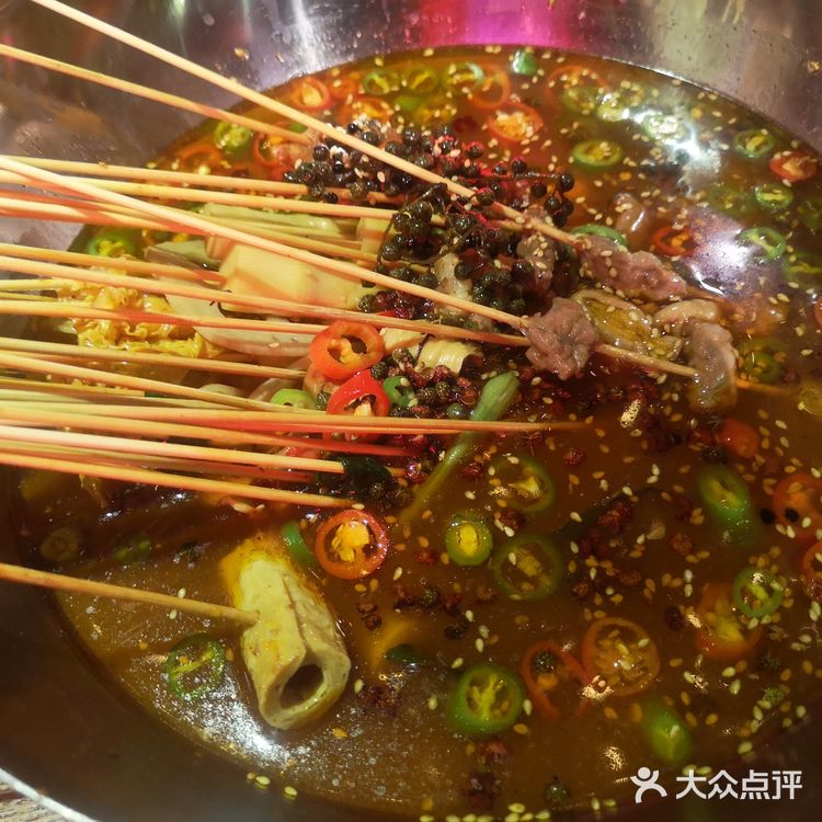 趁着店里活动六八折来吃的很火爆等了一会儿才轮到不过先菜点起来点好也差不多了这个椒麻锅很不错之前没吃过放了很多新鲜花椒吧辣度也能接受蹄子不是软糯的那种有些失望土豆非常好吃脆脆的吃到停不下来最后总体打了六八折