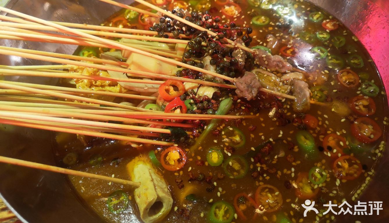 趁着店里活动六八折来吃的很火爆等了一会儿才轮到不过先菜点起来点好也差不多了这个椒麻锅很不错之前没吃过放了很多新鲜花椒吧辣度也能接受蹄子不是软糯的那种有些失望土豆非常好吃脆脆的吃到停不下来最后总体打了六八折