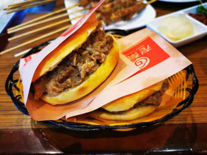 老秦记(金沟河店"面食不错,肉夹馍肉多,就是饮料量不够.