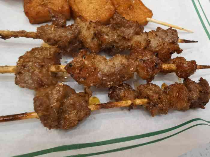 李军力烧烤(丰庆路店)-"[薄荷]环境:装修很干净很敞亮 店很大.