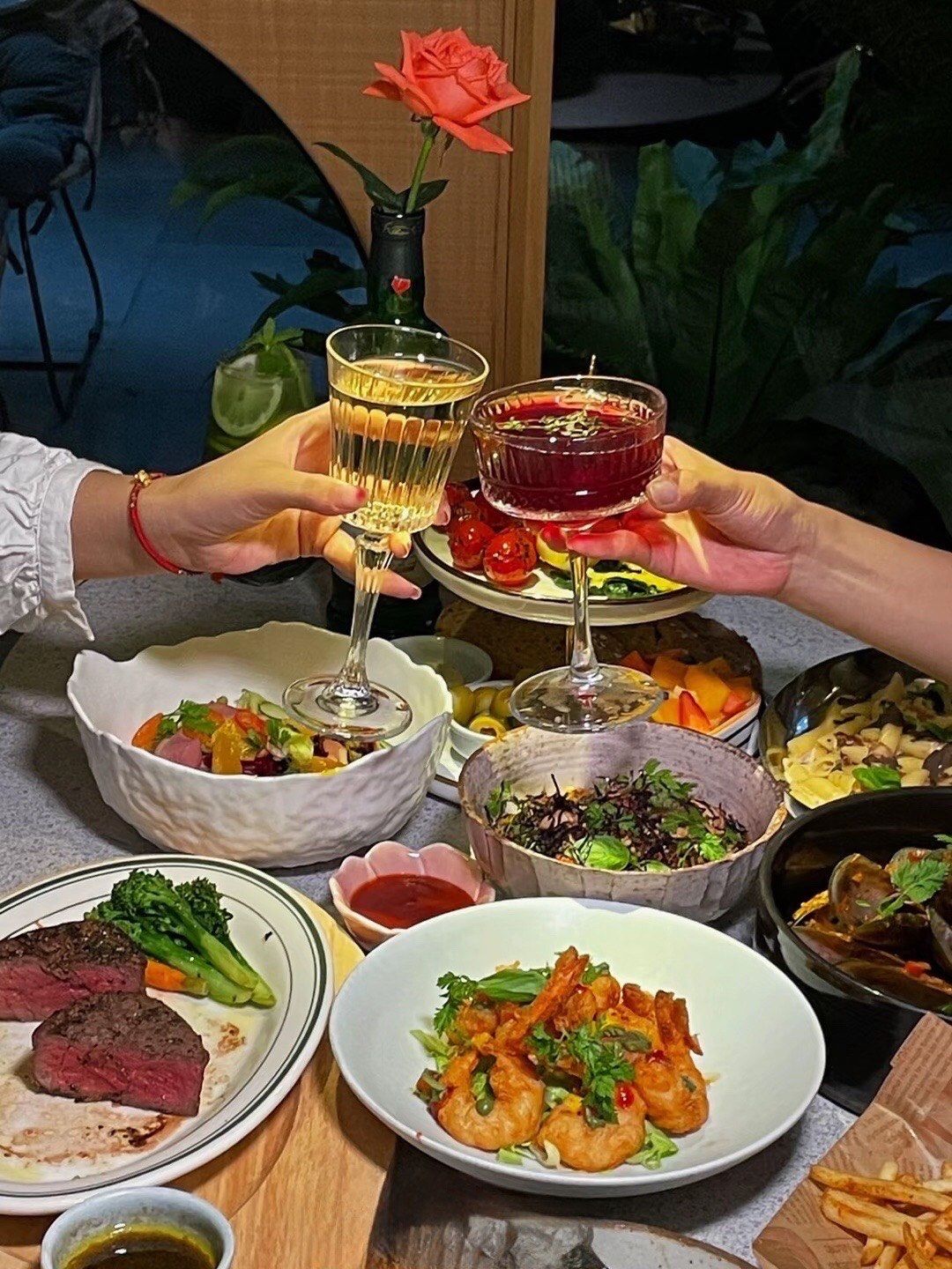 浪漫夜晚的美食约会.