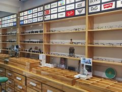 -豪门视光·星趣控·蔡司依视路眼镜代理商(中央大街店)