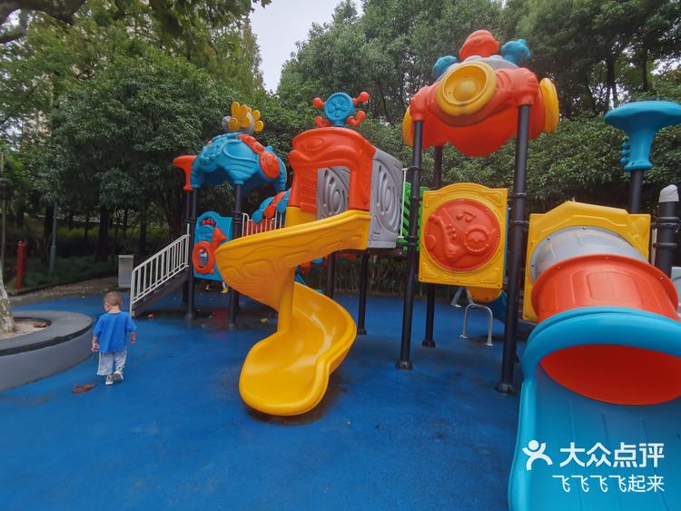 来新泾公园测音量吧