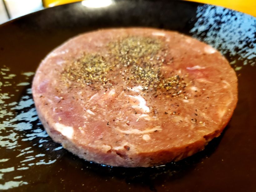 沙朗牛排是一块厚的压缩牛肉饼,吃起来味道还不错,口感也很鲜嫩.