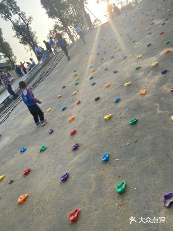 新发现儿童打工圣地,门票停车都免费