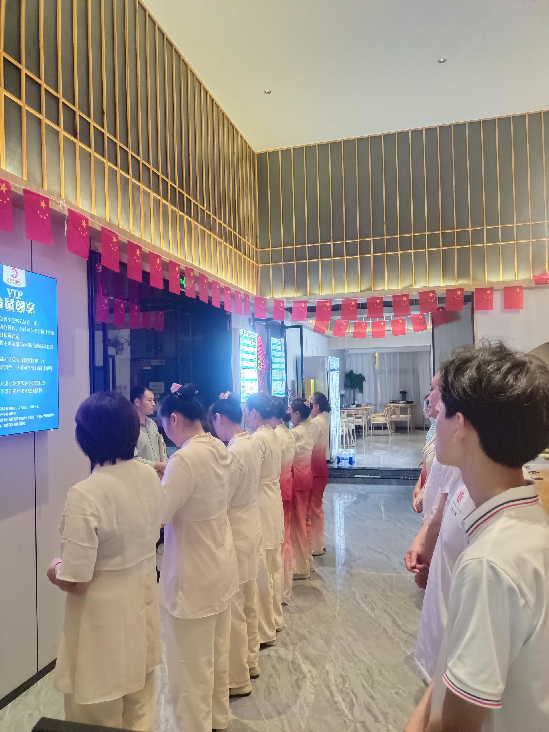 下午六点去大唐按摩,刚好他们员工开会,肚子饿了先吃点东西,喝了银耳