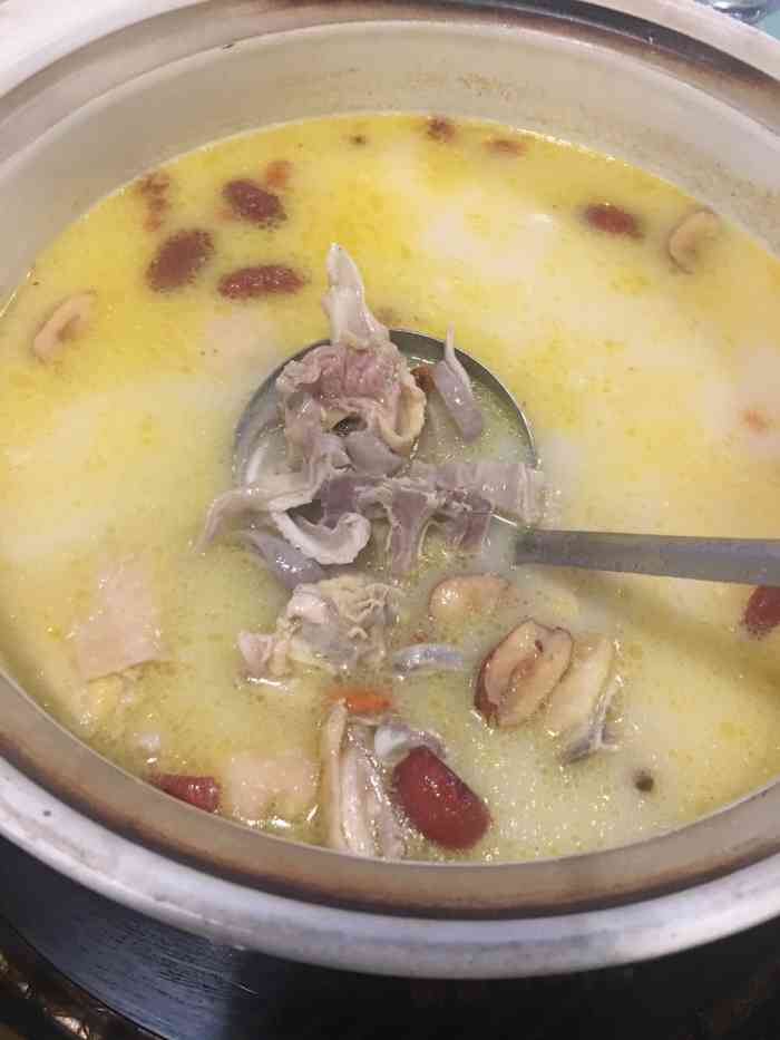 李记猪肚鸡(淡村店)-"环境还可以,空调不太足,有点儿热.服务员.