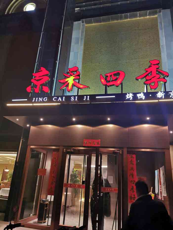 在岳各庄批发市场旁边,面朝西四环路,地理位置优越,很好找,挨着玉明珠