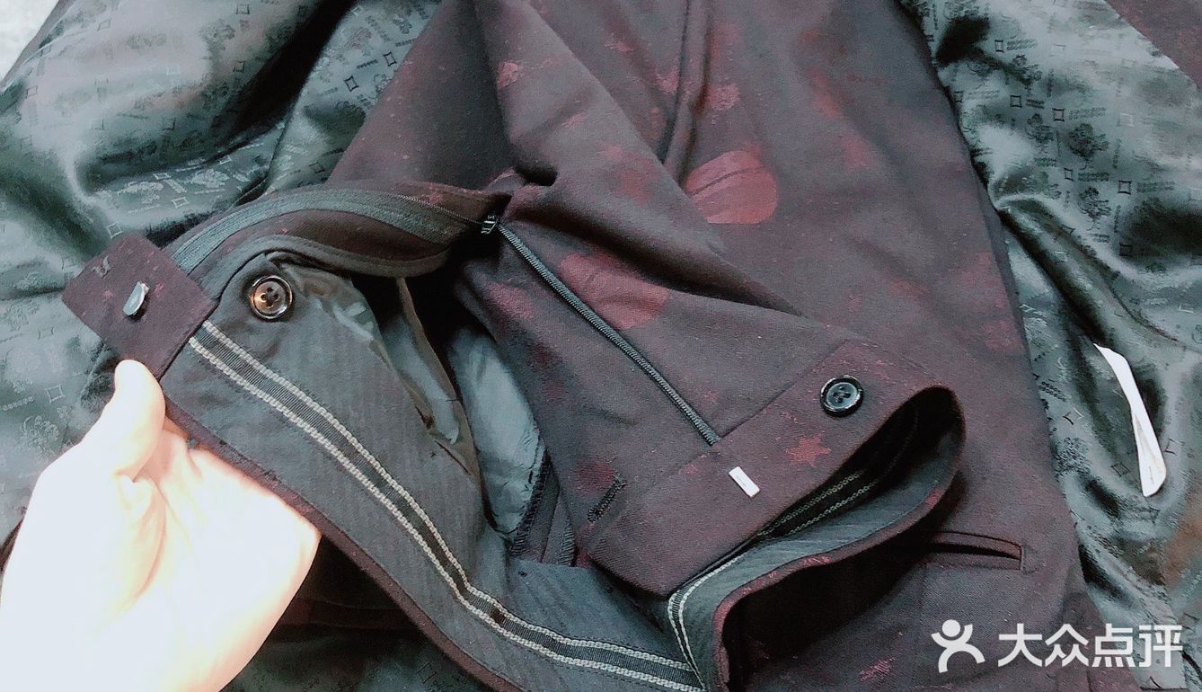 某某某主持人定制的西服已到