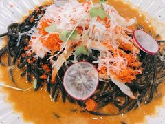 阿拉斯加蟹肉配海胆酱墨鱼汁意面-CHILLAX轻乐时(侨建·Hi City店)