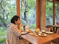 -Chom Cafe and Restaurant