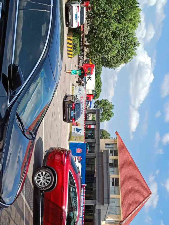 天台服务区停车场-"国庆出游,路过这个服务区,看看油不多了,.