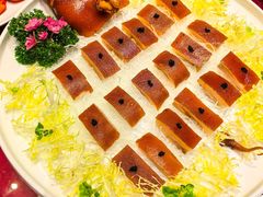 生烧去骨脆皮猪-荣粤酒家·融合粤菜·海鲜火锅