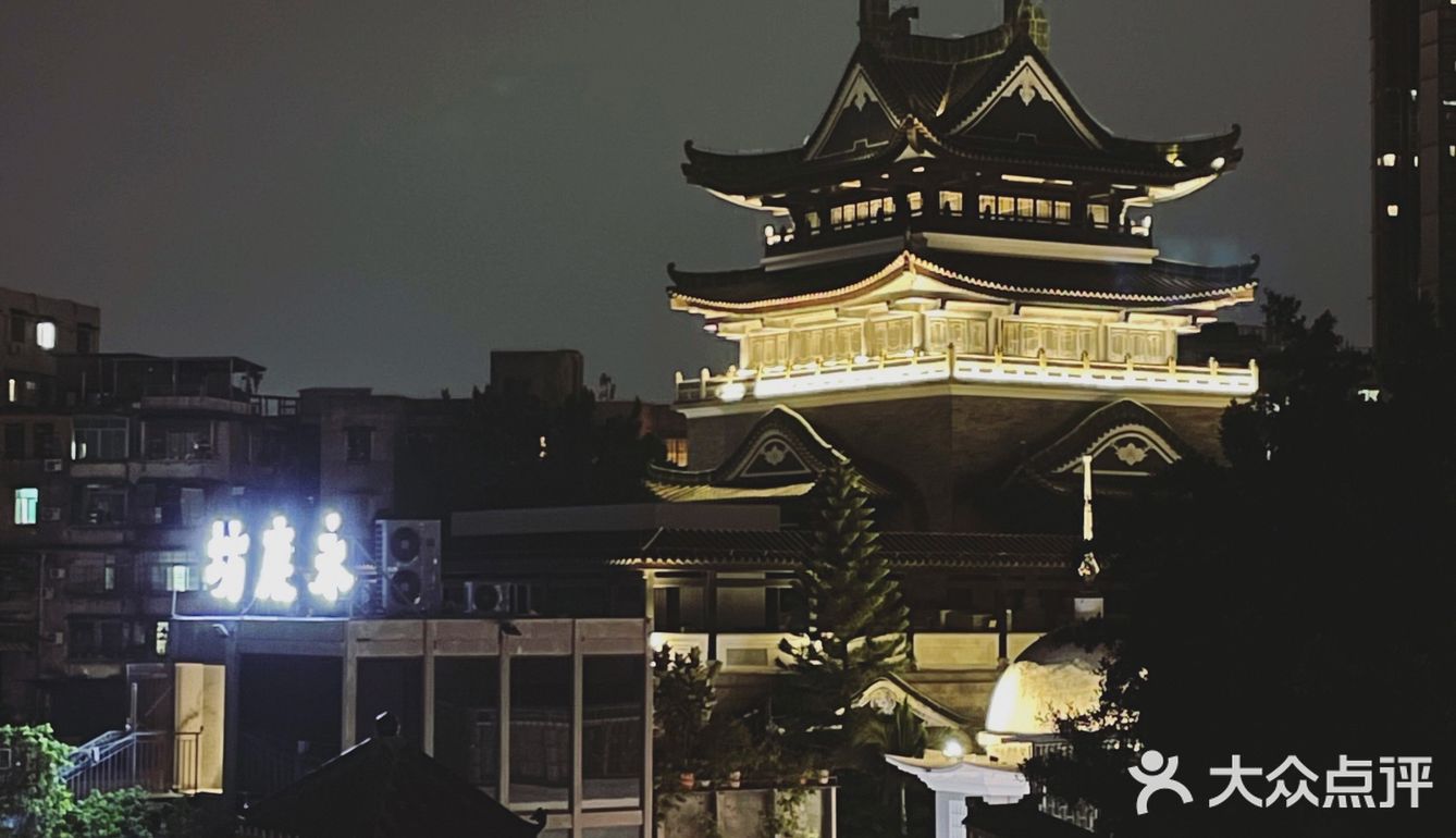 杯中風物匯成灰色的詩，塵世内，夜未央，別有風光。