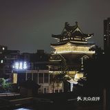 杯中風物匯成灰色的詩，塵世内，夜未央，別有風光。