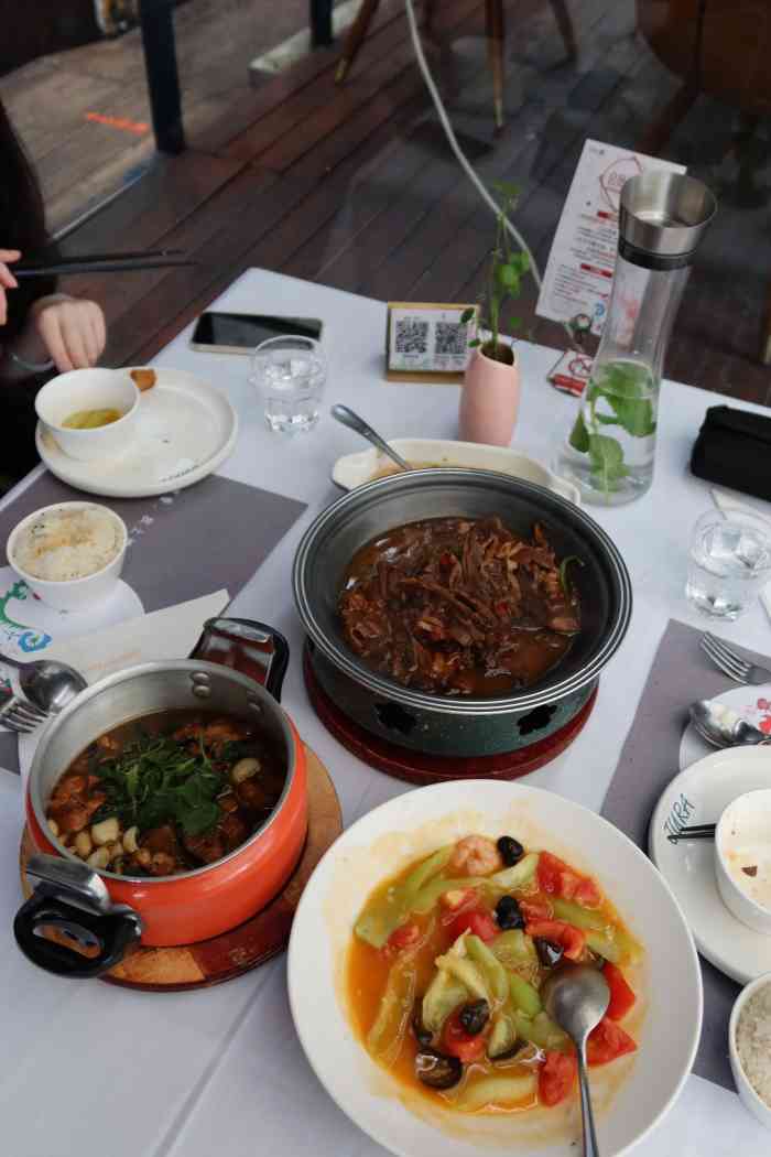 环境总的来说还可以就是旧了点可能想营造怀旧的气