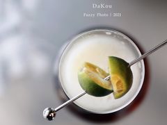 她将感应器探入深海-村口大树(长乐路店)