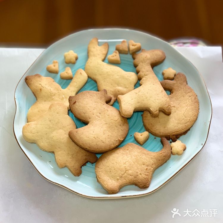 篩入低筋麵粉，奶粉，攪拌. 到沒有麵粉末了，揉成團