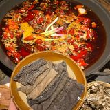 做了一辈子火锅的张孃孃，开了家招牌红彤彤的野火锅