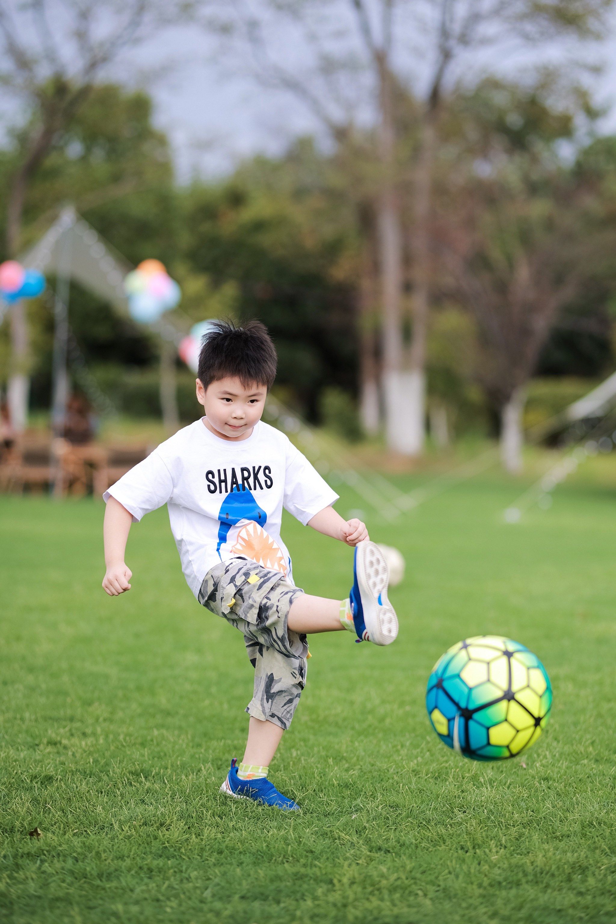 孩子就应该在草地上奔跑成长