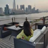 吹着夏风,目光追随着那一只只江鸥,自由地翱翔在浦江上空