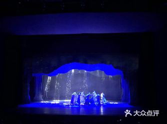 恐龙城大剧院在龙汇路1号，就在恐龙园的边上