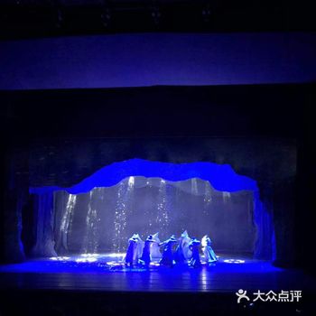 恐龙城大剧院在龙汇路1号,就在恐龙园的边上
