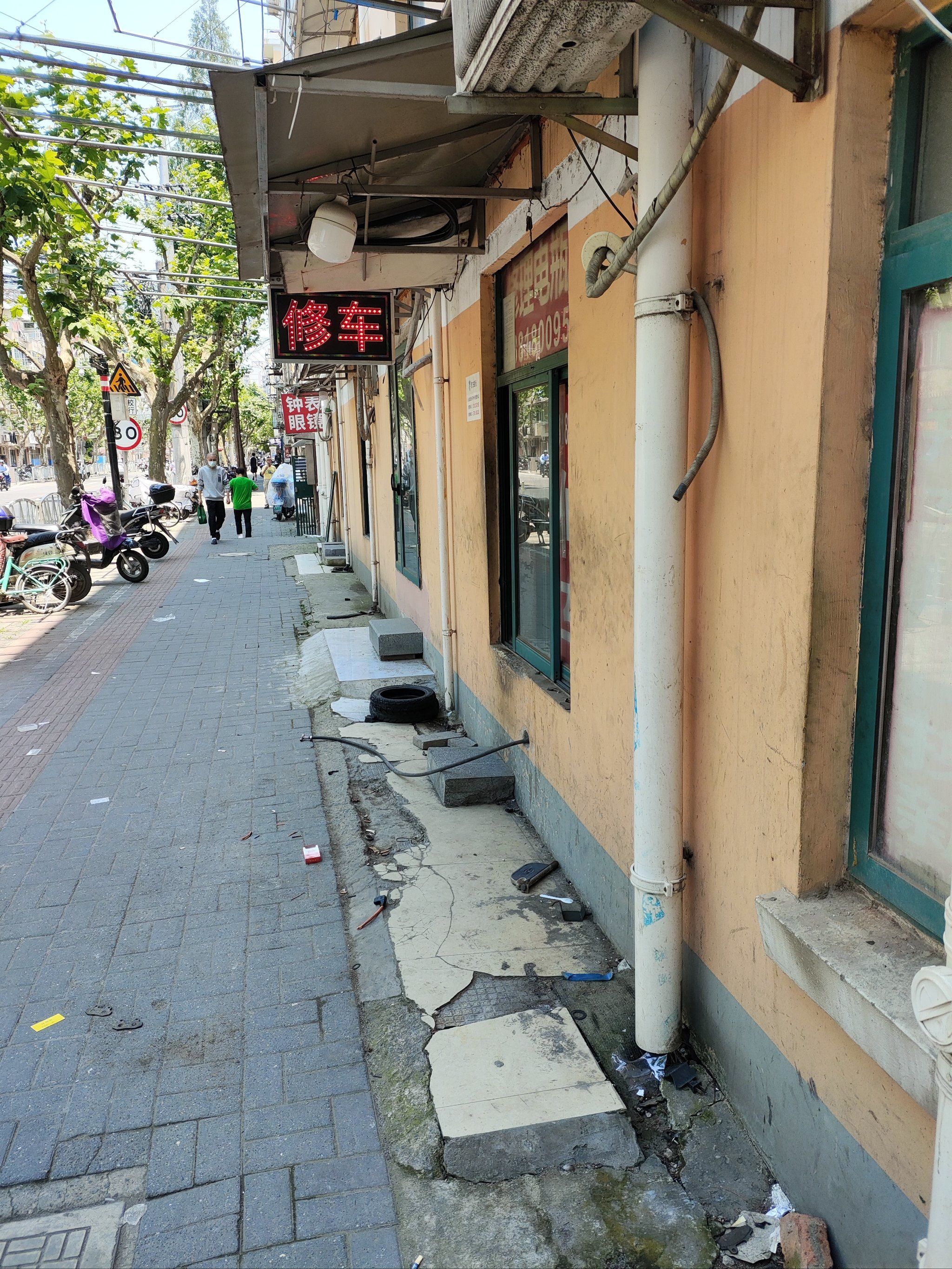 在长宁区茅台路,玉屏南路 附近,开着很多这样的小店,没有门,就在窗口