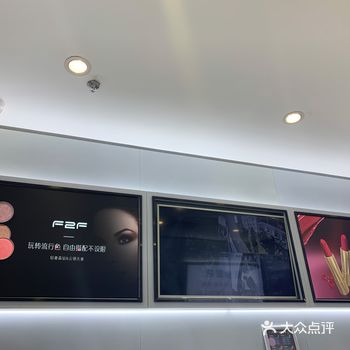 有些重要场合需要带妆而自己化妆又不太行的话可以来这种