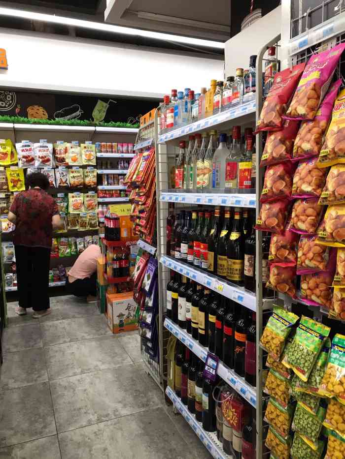 打分 第33中学旁边的西亚兴安超市,品种很齐全,水果,猪肉,蔬菜,干货