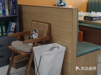 咖啡店在县西巷齐鲁金店的3楼上。环境