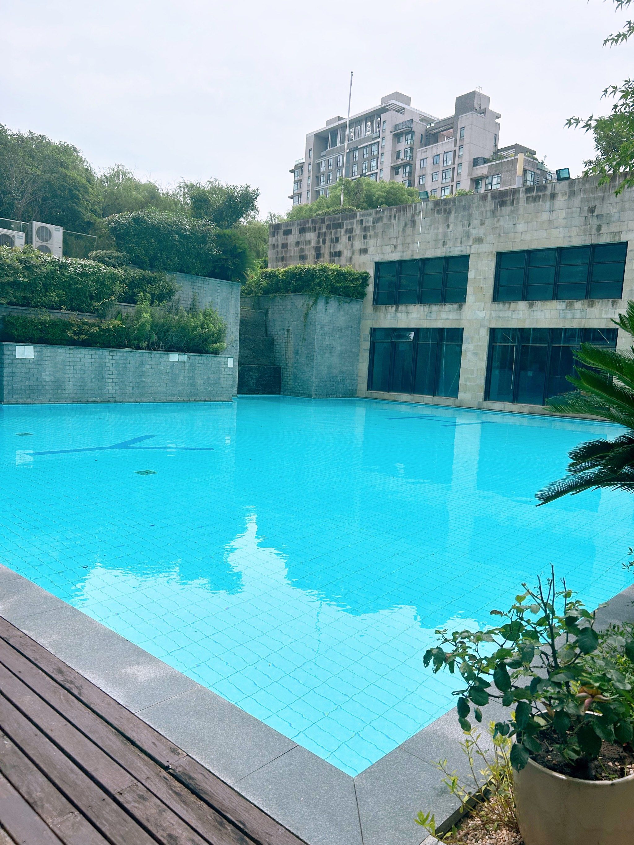 
小区居民健身的人蛮多的,下午学游泳的人很多