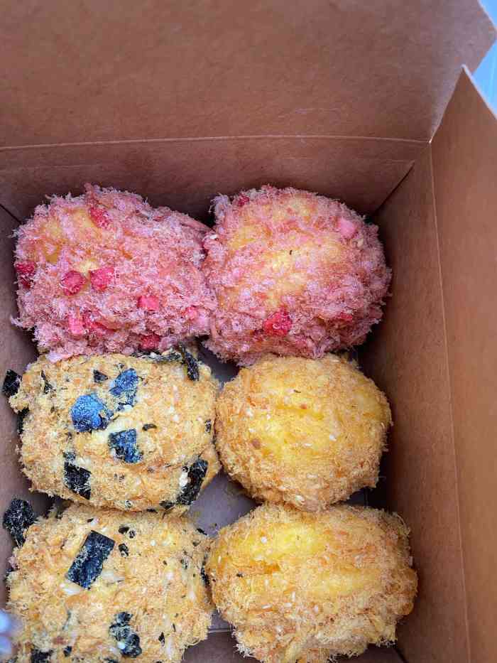 嘉诚糕点(十分店)-"吃了小贝和泡芙,巧克力泡芙的内陷奶油有些.