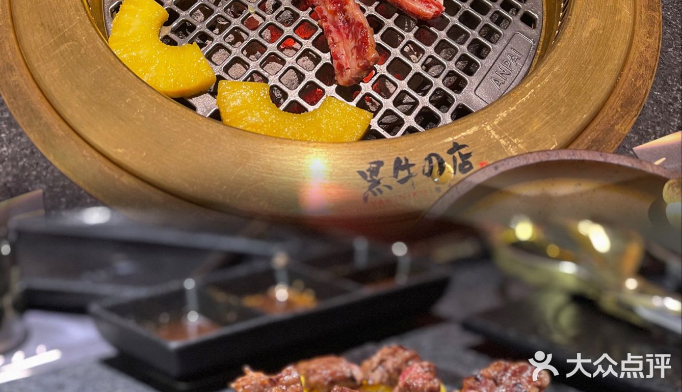 到处都是高级『黑』➕『金』的『烤🥩店』