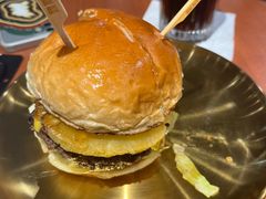 焦糖烤菠萝牛肉汉堡-魏斯理汉堡(西安沣东吾悦店)