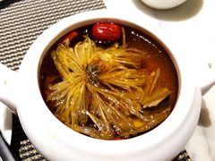 金丝皇菊炖乳鸽汤-玉丰国际酒店·玉宴中餐厅