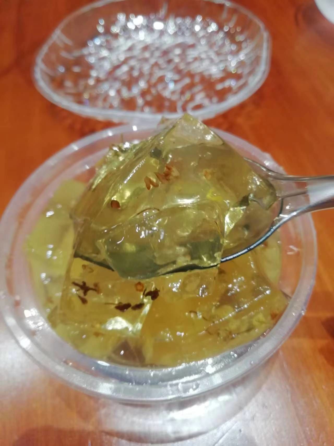 之前只吃过菊花冰粉和水果冰粉.这份桂花冰粉却更易上头