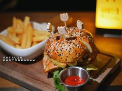 辣味鸡肉汉堡配薯条-FUTURE BAR(岭南天地店)
