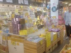 -曼谷四叶草彩妆&纪念品  (chitlom)