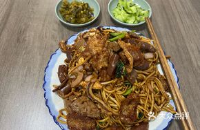 Three Delicacies Fried Noodles with Intestines