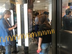 等位区-麦当劳(军博店)