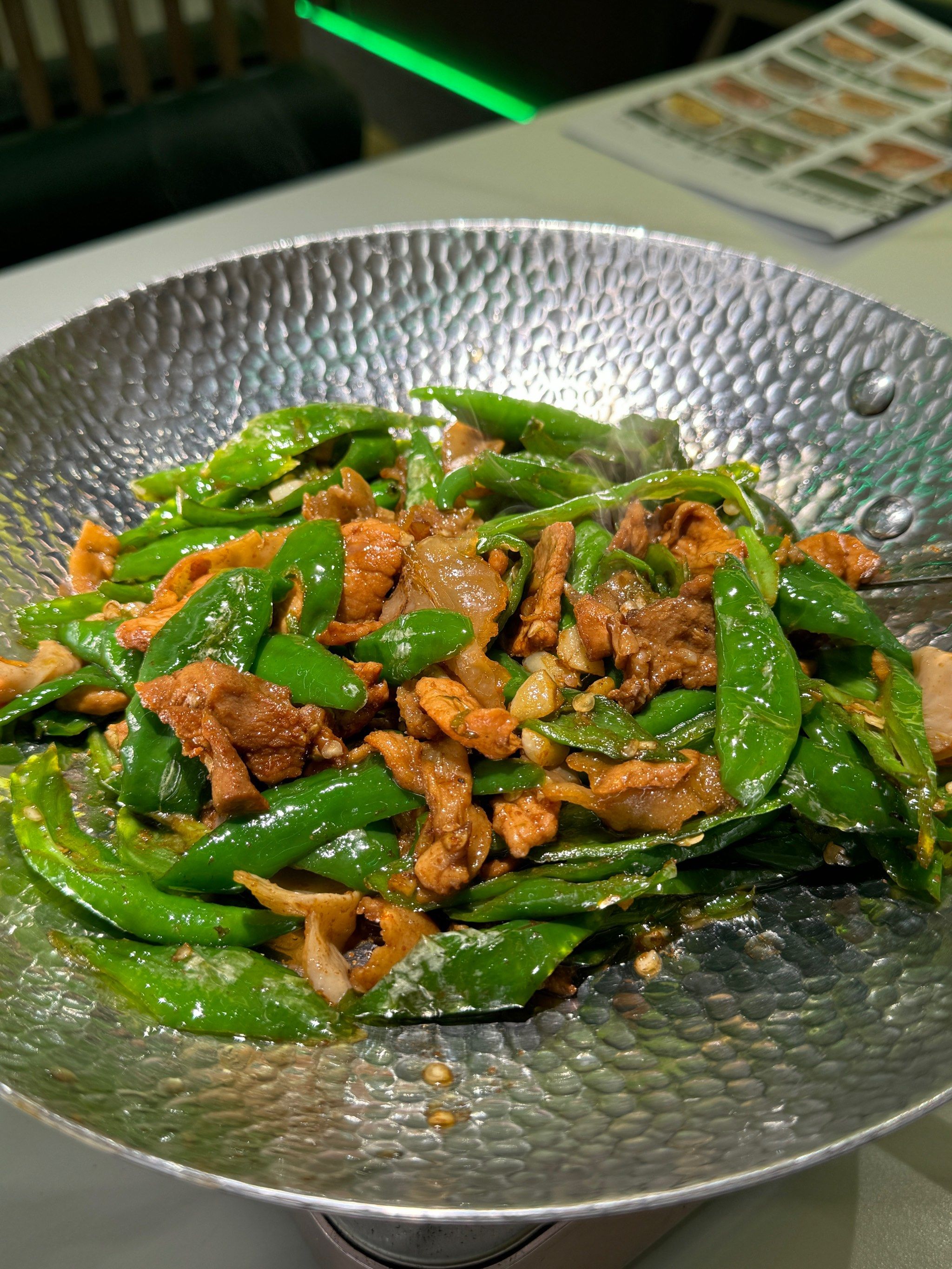 炒土猪肉 辣椒炒肉锅气十足,五花肉片肥瘦均匀,煸得焦香不腻,青椒脆嫩
