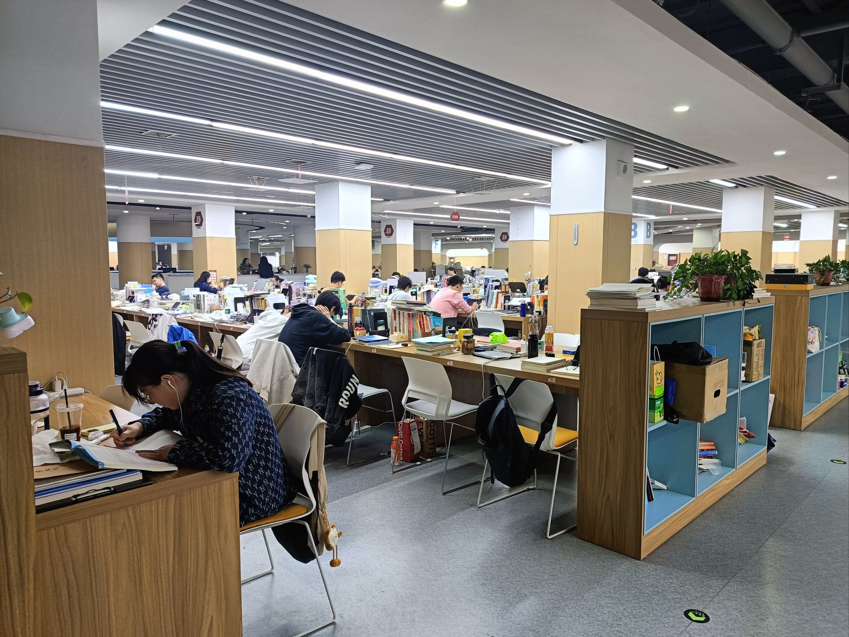 考研实在没动力了,换个环境报了个班,学府考研,他们家自习室超级大