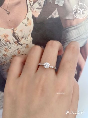 这这这是什么钻戒呀，好看si我啦~ 