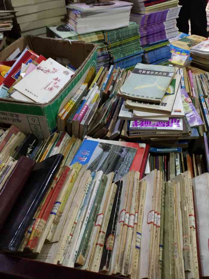 文汇书店(青年路店)-"十一在北大街等爹妈的时候无意间逛到这儿的.